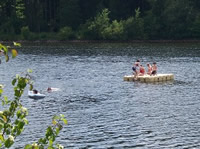 Schwimmsteg am Sandstrand